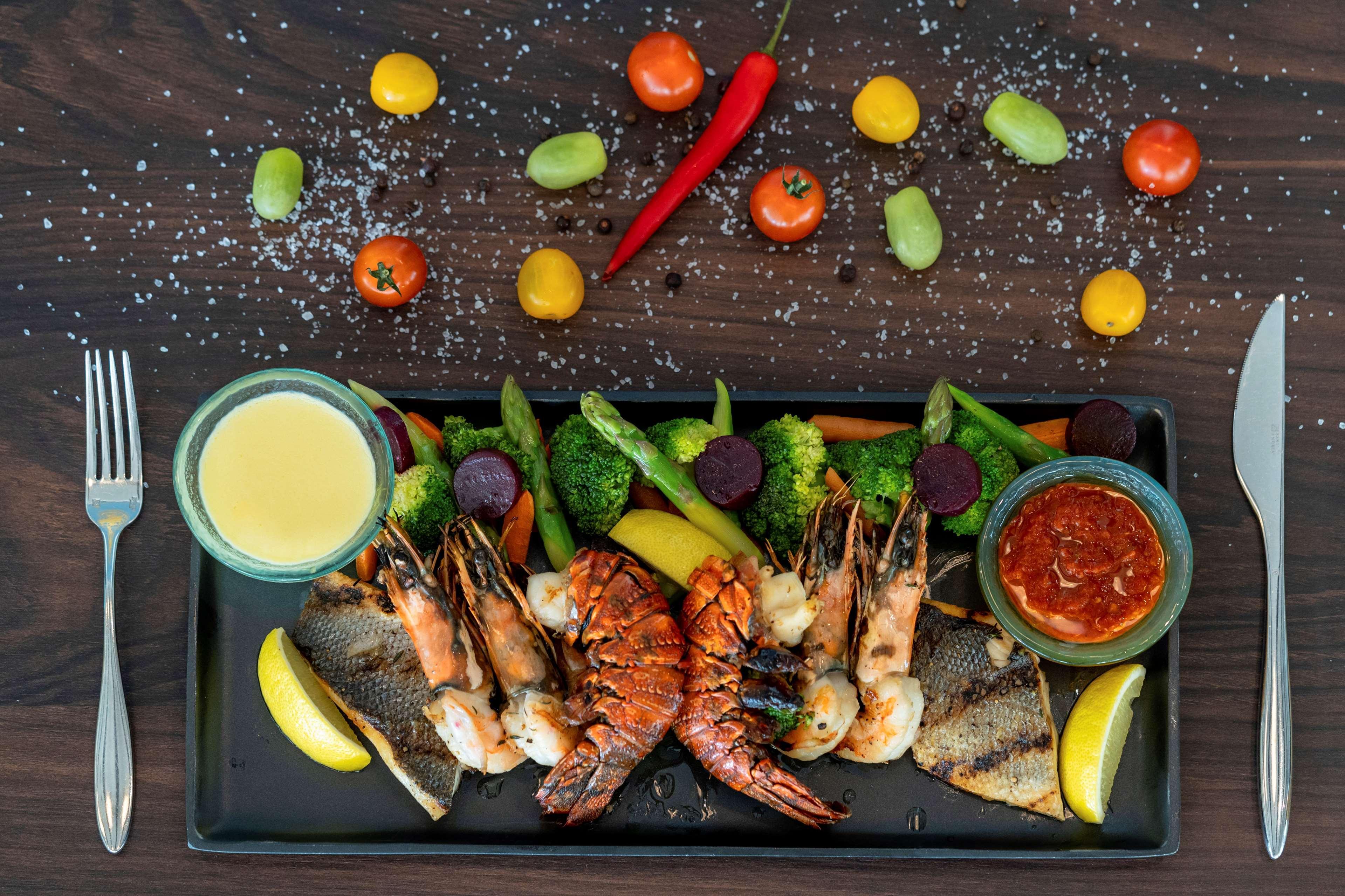 Kempinski Hotel & Residences Palm Jumeirah Dubaj Exteriér fotografie A seafood platter