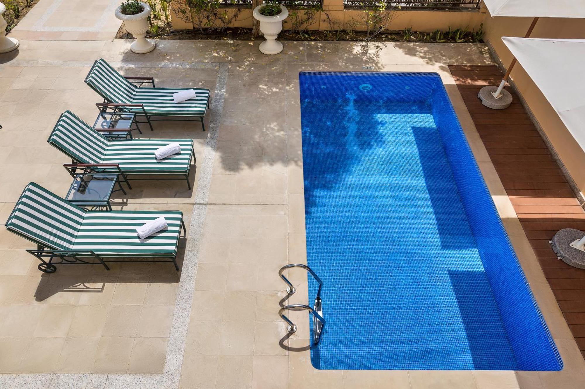 Kempinski Hotel & Residences Palm Jumeirah Dubaj Exteriér fotografie A swimming pool